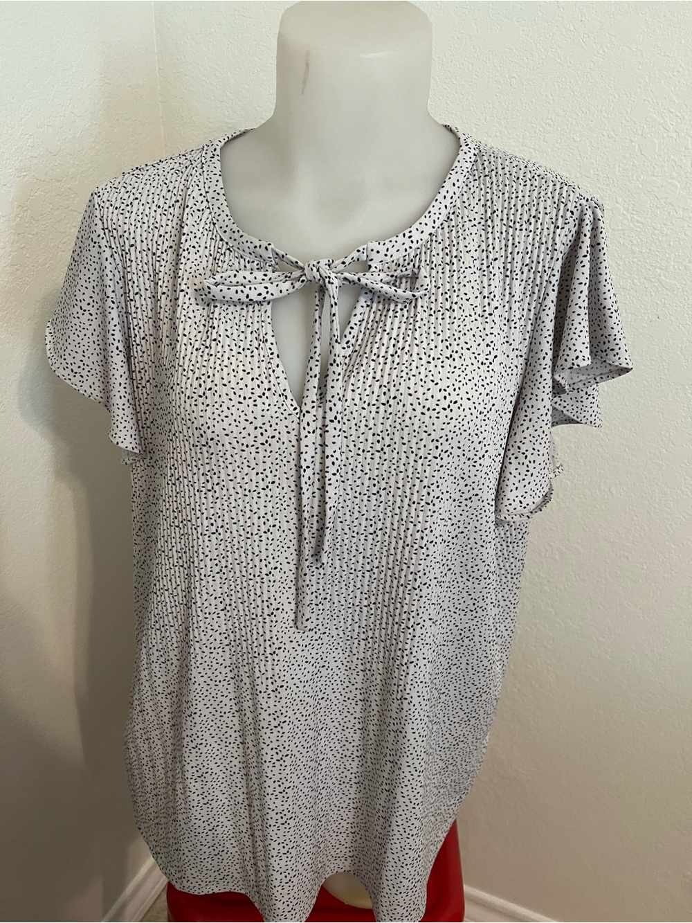 Adriana Papell Sz Large speckled white and black Tie-Neck Flutter Sleeve Top